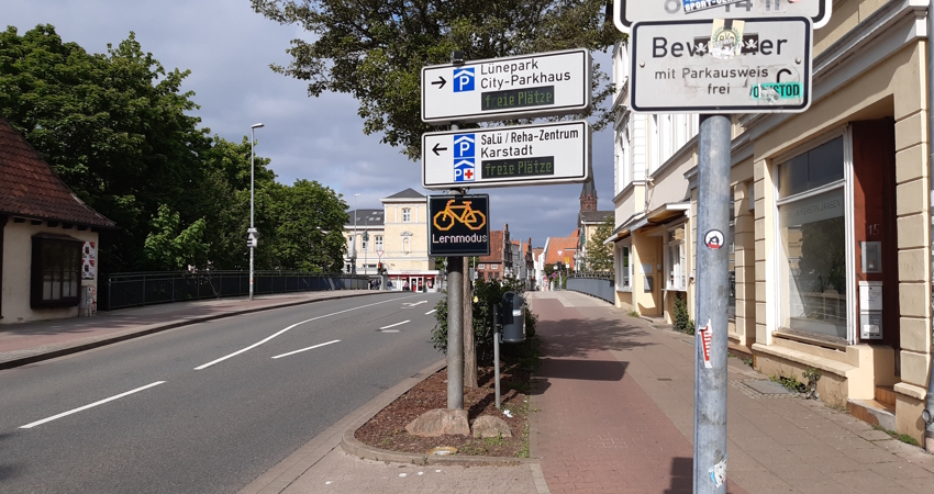 Digitales Zählgerät für den Radverkehr. Foto: Lüne-Blog (digital bearbeitet mit Hilfe eines Fotos der Hansestadt Lüneburg).