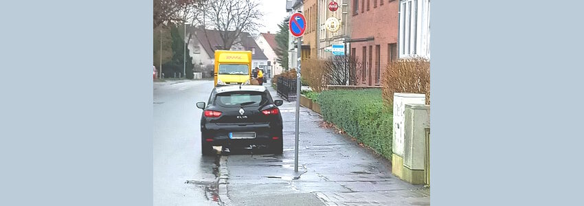 Parkender Pkw im Halteverbot auf dem Radweg.