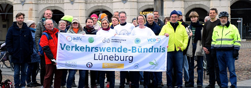 Foto: Verkehrswende-Bündnis Lüneburg vor dem Rathaus, Juni 2023.