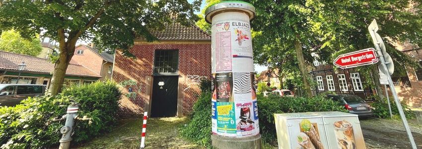 Foto: Hansestadt Lüneburg. Als vorübergehenden Standort für eine öffentliche Toilette am Stint stellt die Stadt den WC-Container aus der Roten Straße vor dem Pavillon am Werder auf.
