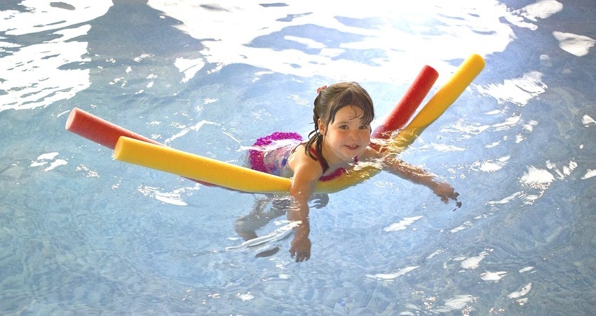 Badendes Mädchen im Wasser. Foto: platinumportfolio, Pixabay.