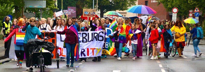 Demonstrationszug Lüneburg Pride am 1. Juli 2023. Foto: Lucy Haug.