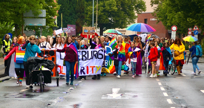 Demonstrationszug Lüneburg Pride am 1. Juli 2023. Foto: Lucy Haug.
