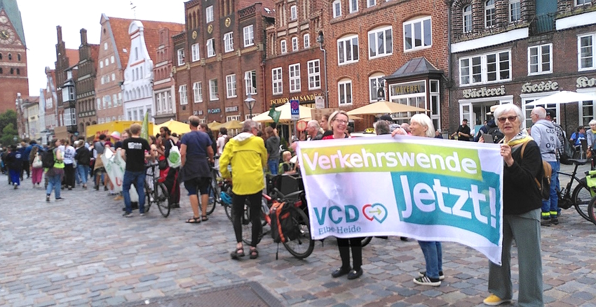 Fridays for Future: Demonstration am 11.08.2023 in Lüneburg - auf dem Weg zum Marktplatz. Foto: A. Völzke.