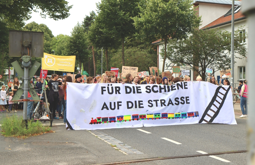 Start der Demonstration am Bahnübergang Uelzener Straße. Foto: Malte Hübner.
