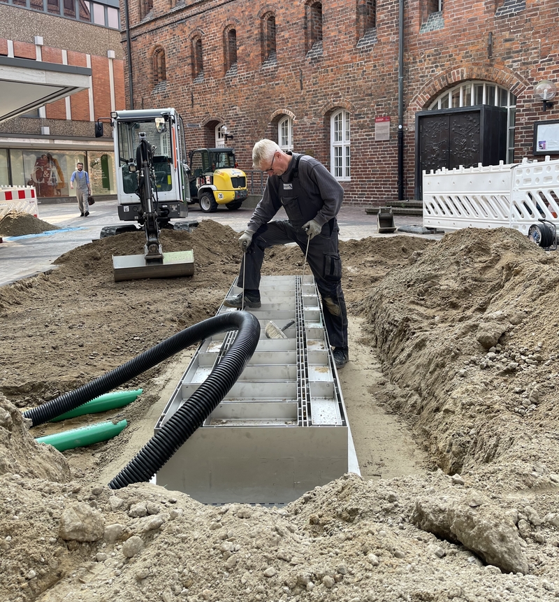 Foto: Hansestadt Lüneburg. Ganz schön aufwändig: Einbau der Wasserspiel-Einheit. 