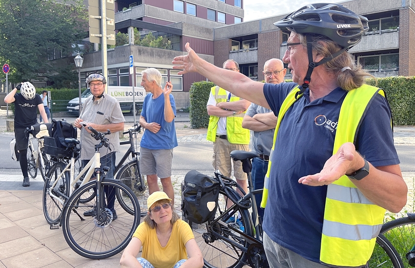 Foto: Hansestadt Lüneburg. Bei der NUMP-Thementour Radverkehr am 16. August 2023 wurde über Probleme und Lösungsansätze diskutiert. 