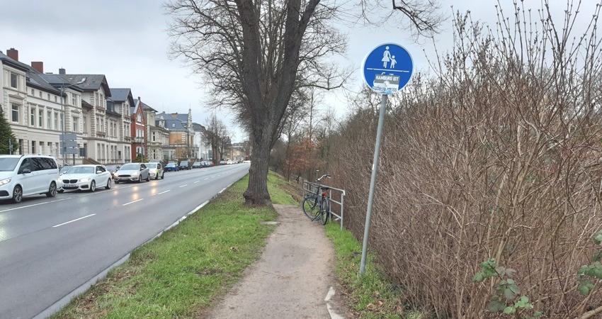 Hier: Ein schmaler, benutzungspflichtiger Weg, den sich zu Fuß Gehende und Radfahrende teilen dürfen. Bei diesem Verkehrszeichen 240 müssen Radfahrende besondere Rücksicht auf Personen zu Fuß nehmen und ihre Geschwindigkeit entsprechend anpassen. - Benutzungspflichtiger Radweg Schießgrabenstraße. Foto: Lüne-Blog.