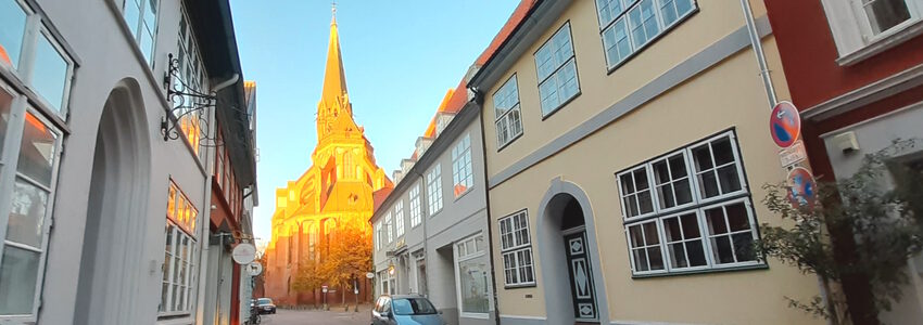 St. Nicolai in Lüneburg. Von der Morgensonne beleuchtet. Foto: Lüne-Blog.