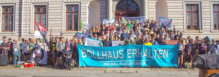 "Böllhaus erhalten" - Kundgebung vor dem Landgericht Lüneburg am am 8. September 2023. Foto: Böll-Haus.