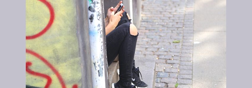 Mädchen mit Handy. Foto: Marco Wolff, Pixabay.
