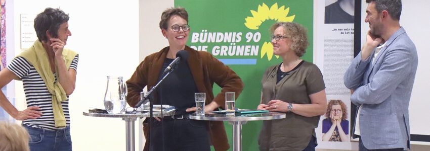 Foto: Malte Hübner. Podiumsdiskussion zum neuen Straßenverkehrsgesetz am 14.09.2023. Von links: Jutta Beer, Pia Redenius, Dr. Julia Verlinden, Martin Schwanitz.