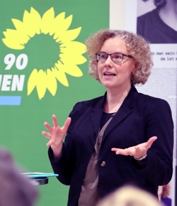 Foto: Malte Hübner. Podiumsdiskussion zum neuen Straßenverkehrsgesetz am 14.09.2023: Dr. Julia Verlinden.