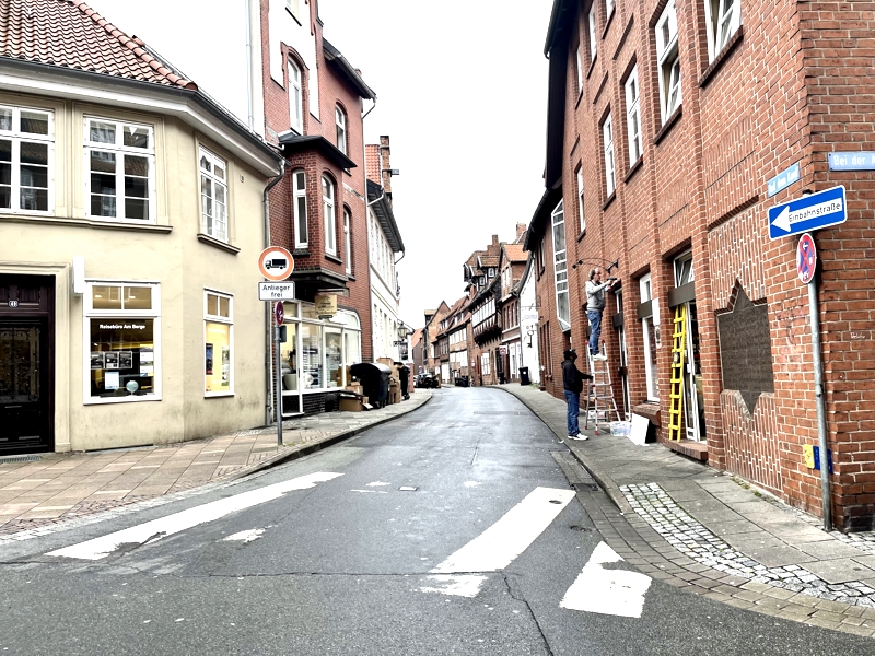 Foto: Hansestadt Lüneburg. Der Einmündungsbereich an der Straße Auf dem Kauf wird auf das Niveau des Gehweges aufgepflastert, so dass ein durchgehender Gehweg entsteht. Dadurch wird die Geschwindigkeit des abbiegenden Verkehrs gesenkt und die Verkehrssicherheit für querende Fußgänger:innen erhöht.  