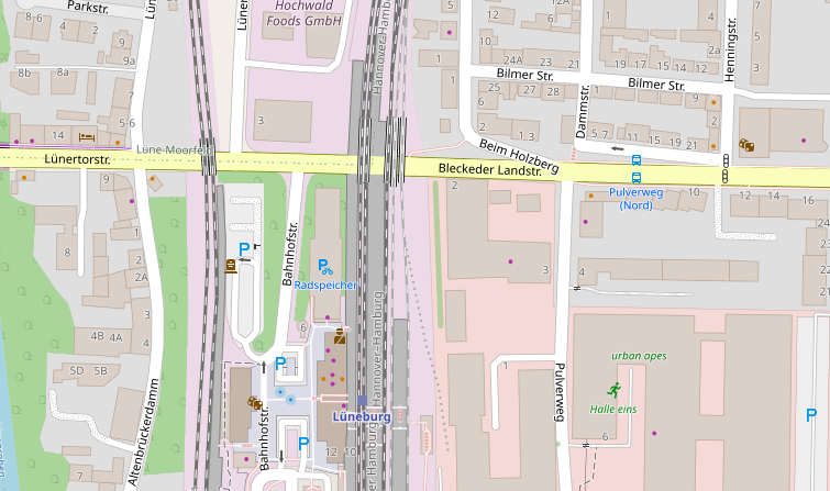 Bleckeder Landstraße. Der Baustellenbereich befindet sich östlich der Bahnbrücken. Karte: OpenStreetMap-Mitwirkende.