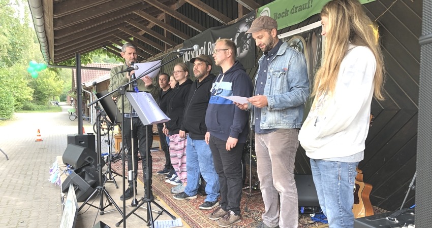 Einrichtungsleiter Wolfgang Glauser (mit Mikro) gratuliert der Bockum Band zum 10-jährigen Bestehen. Foto: Ute Bruckart.