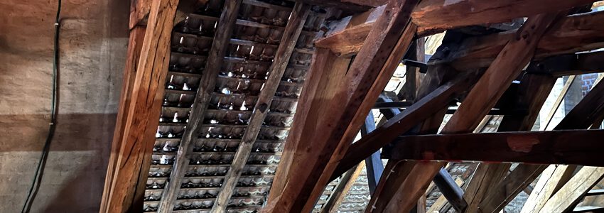 Dachstuhl über dem Fürstensaal. Gut zu erkennen sind die Lücken zwischen den Dachziegeln. Künftig soll hier kein Regen mehr eindringen können. Foto: Hansestadt Lüneburg