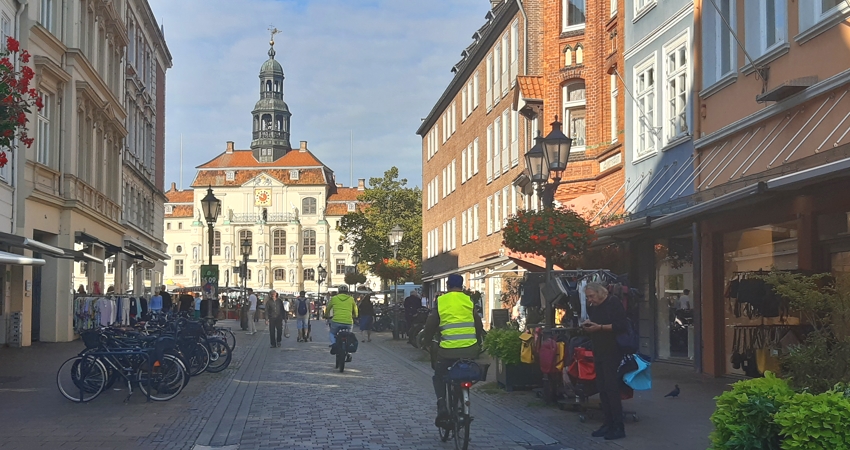 Markttag in Lüneburg. Blick aufs Rathaus. Foto: Lüne-Blog.