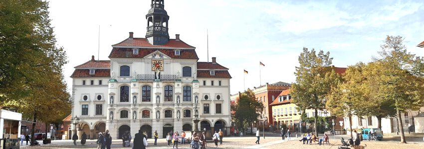 Rathaus und Marktplatz Lüneburg. Foto: Lüne-Blog.