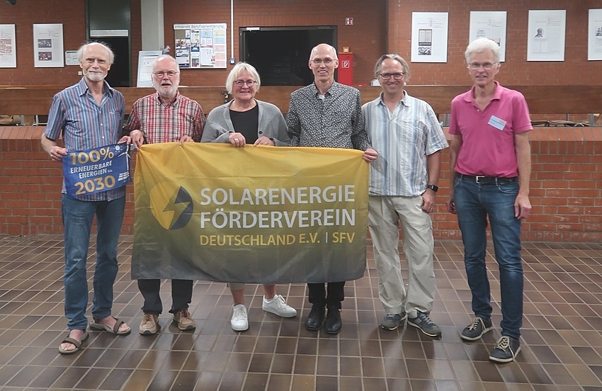Die Lüneburger Solarbotschafter mit mit der Geschäftsführerin des Solarenergiefördervereins, Susanne Jung beim Solaren Aufbruch am 21. September 2023 im Johanneum Lüneburg. 