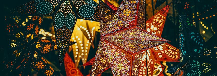 Bunte Sterne auf Weihnachtsmarkt. Foto: Ilo, Pixabay.