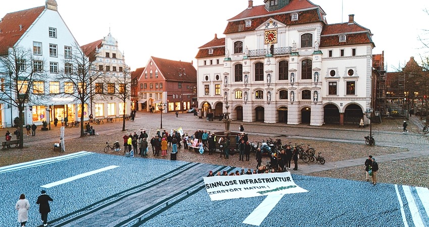 Aktion gegen A39, Marktplatz Lüneburg, 7.11.2023. Foto: Malte Hübner.