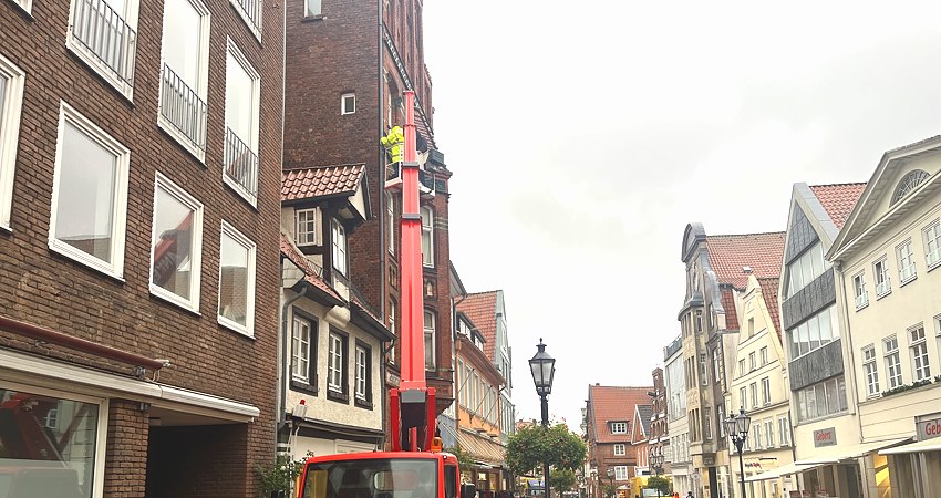 Installation des Laserfrequenzmessgeräts in der Straße An den Brodbänken. Foto: Hansestadt Lüneburg.