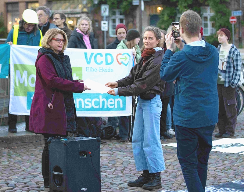 OB Claudia Kalisch nimmt den offenen Brief entgegen von Catherine Koch (KlimaKollektiv). Lüneburg, 07.11.2023. Foto: Malte Hübner.