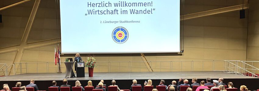 OB Claudia Kalisch beim Einführungsvortrag bei der Stadtkonferenz am 18.11.2023. Foto: Hansestadt Lüneburg.