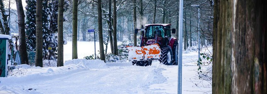 Straße im Schnee mit Schneepflug. Foto: 12574863, Pixabay.