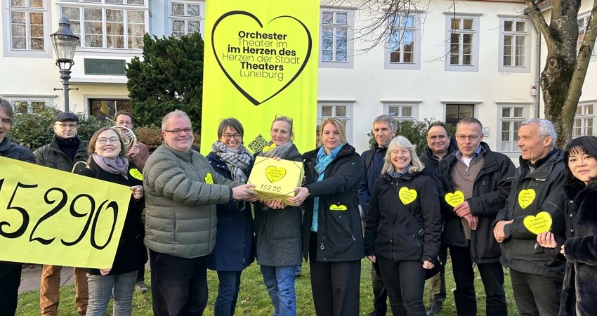 Übergabe der Unterschriften für den Erhalt des Theaters als Drei-Spartenhaus an Erste Kreisrätin Yvonne Hobro und Oberbürgermeisterin Claudia Kalisch am 16.11.2023. Foto: Landkreis Lüneburg.