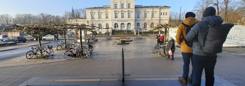 Foto: Lüne-Blog. "Wo bitte geht's zum Weihnachtsmarkt?" So begrüßt Lüneburg die Gäste, die mit dem Zug ankommen, nämlich: gar nicht.