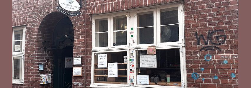 Foto: Lüne-Blog. Eingangsbereich Böll-Haus im Dezember 2023. Am Fenster: Solidaritätsbekundungen.