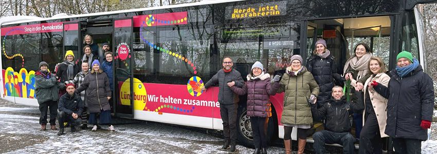 Foto: Hansestadt Lüneburg. Mitglieder des Begleitausschusses „Demokratie leben!“ wollen mit der Buskampagne ein sichtbares Zeichen für Vielfalt und Demokratie in Lüneburg setzen.