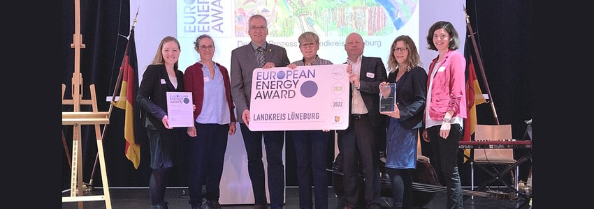 Gruppenfoto des Energie-Teams rund um Landrat Jens Böther und Kreisrätin Sigrid Vossers (2.v.r.) anlässlich des European Energy Award am 24.04.2023.