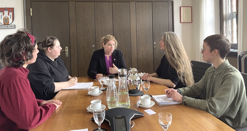 Foto: Hansestadt Lüneburg. OB Claudia Kalisch im Gespräch mit Aktivist*innen der Letzten Generation im März 2023.