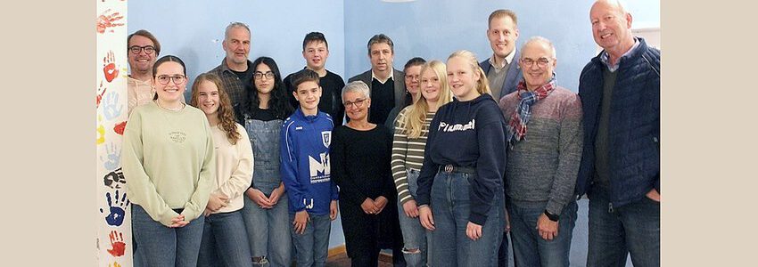 Bild: Bürgermeister Dennis Neumann mit Ratsmitgliedern und den Mitgliedern des neuen Kinder- und Jugendbeirates der Stadt Bleckede. Foto: Stadt Bleckede, Anke Borchhardt