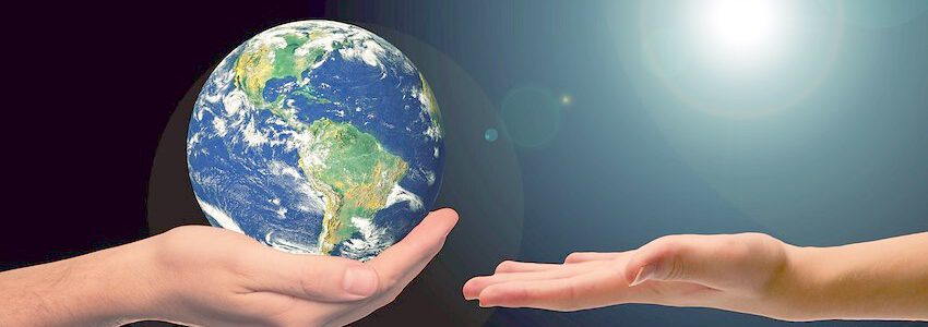 Klimaschutz: Erde in Menschenhand. Foto: Gerd Altmann, Pixabay.