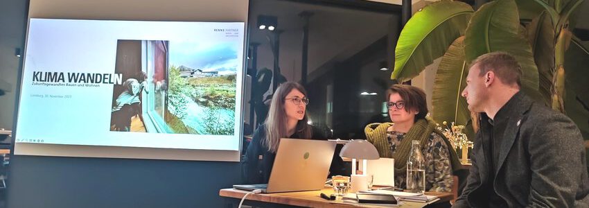 Diskutierten über Möglichkeiten, Lüneburgs Gebäude klimafreundlich und zukunftsgewandt aufzustellen: Prof. Dr. Tanja Remke (links), Dr. Marie-Luise Braun und Florian Norbisrath Fotohinweis: Klimaentscheid Lüneburg, Piet Bohl.
