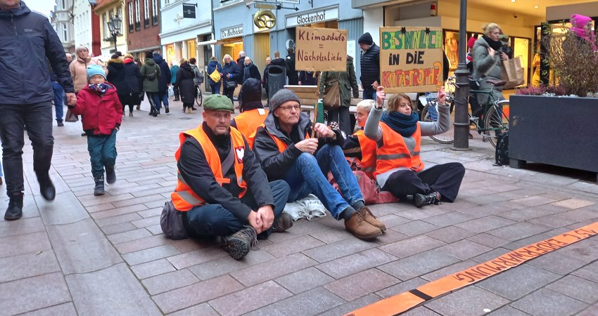 Aktion der "Letzten Generation" am 16.12.2023, Große Bäckerstraße Lüneburg. Ffoto: Letzte Generation.