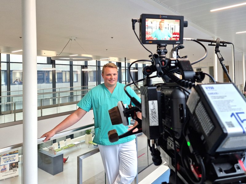 Foto: Klinikum Lüneburg. Ein Kamerateam aus Berlin begleitete Malte Wenzel einen Tag lang bei der Arbeit in der Zentralen Notaufnahme des Klinikums und privat auf dem Footballplatz.