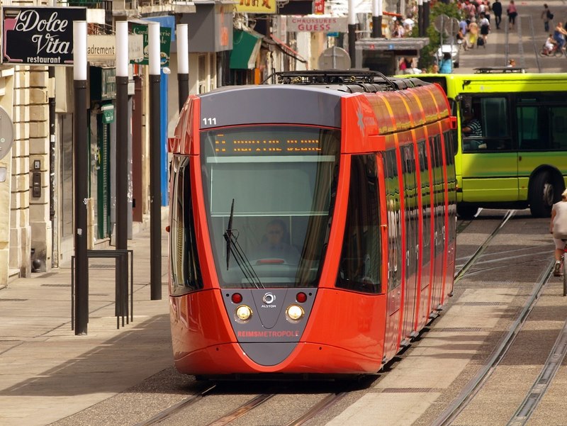 Moderne Straßenbahn in der Altstadt von Reims. Foto: 12019, Pixabay.