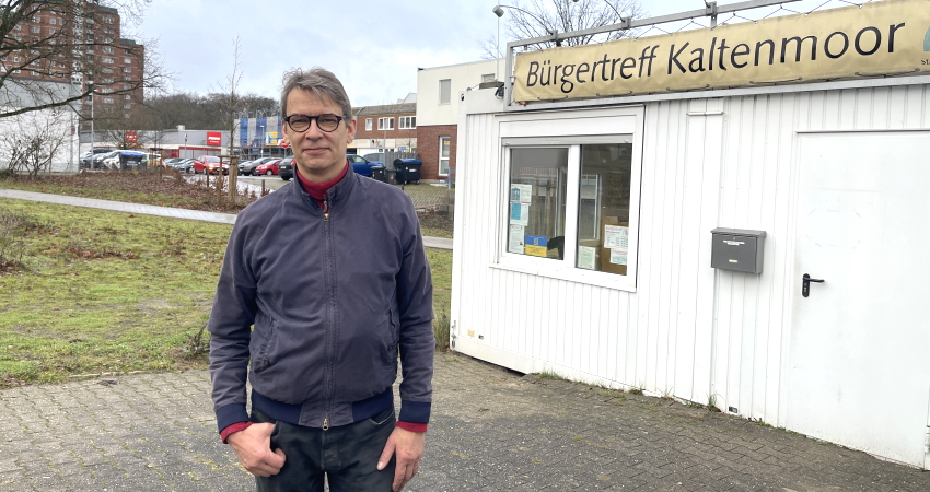 Sven Dunker vor dem Bürgertreff Kaltenmoor. Foto: Hansestadt Lüneburg.