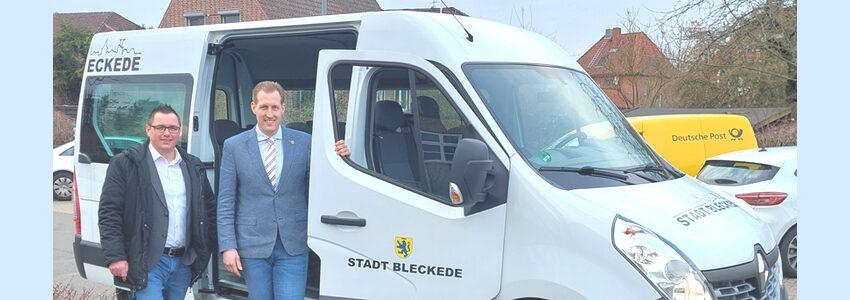 Foto: Stadt Bleckede, Andrea Botzke. Tim Conrad und Dennis Neumann mit dem neuen Transporter für die Kinder- und Jugendarbeit.