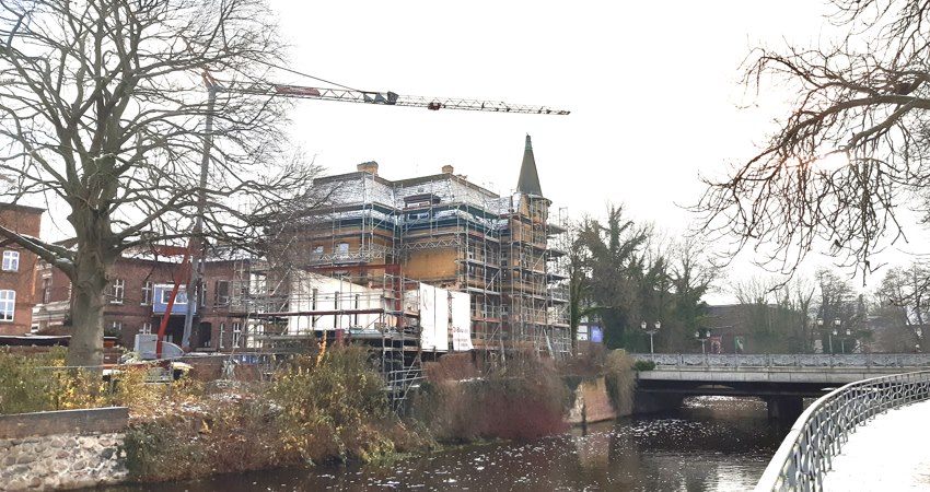 Die Villa Heyn in der Altenbrückertorstraße in Lüneburg, eingerüstet. Der geplante Anbau ist bereits erkennbar. Foto: Lüne-Blog.