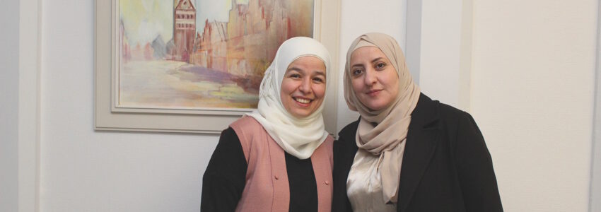 Zeitouny Alaa (links) und Reem Abo Issa studieren erfolgreich in Deutschland und engagieren sich als Kulturmittlerinnen. Foto: Landkreis Lüneburg.