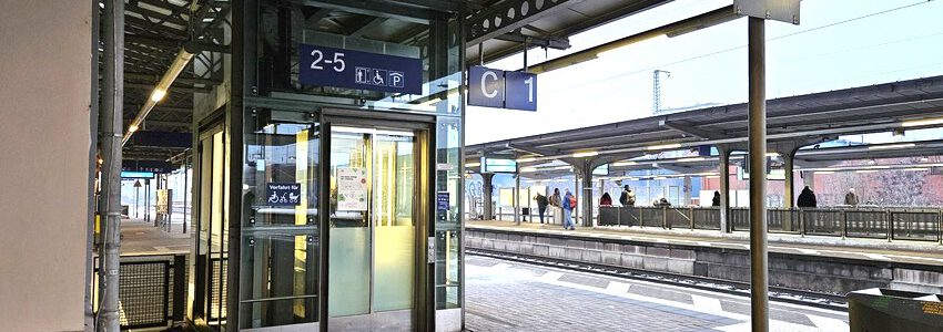Der Fahrstuhl am Bahnhof Lüneburg, Gleis 1, wird endlich repariert.