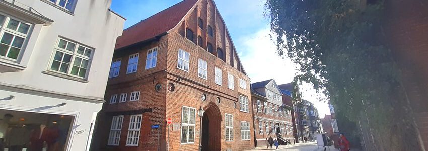 Das Brömsehaus in Lüneburg. Foto: Lüne-Blog. Das Kaufmannshaus wurde Anfang des 15. Jahrhunderts erbaut und ist nach dem Sülfmeister Dietrich Brömse benannt. Es gehört zu den ältesten Bürgerhäusern der Stadt und steht unter Denkmalschutz.