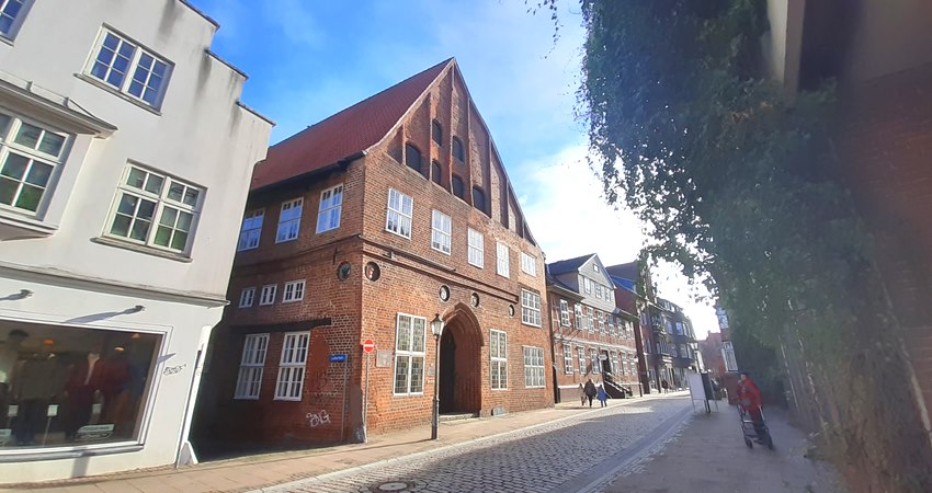 Das Brömsehaus in Lüneburg. Foto: Lüne-Blog. Das Kaufmannshaus wurde Anfang des 15. Jahrhunderts erbaut und ist nach dem Sülfmeister Dietrich Brömse benannt. Es gehört zu den ältesten Bürgerhäusern der Stadt und steht unter Denkmalschutz.