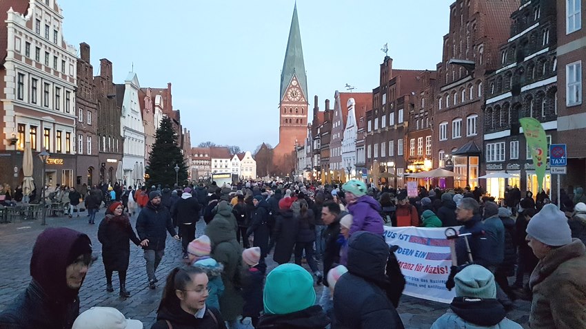Der Demonstraktionszug führte vom Lambertiplatz durch die Stadt zum Marktplatz. Hier Am Sande. Foto: Lüne-Blog.